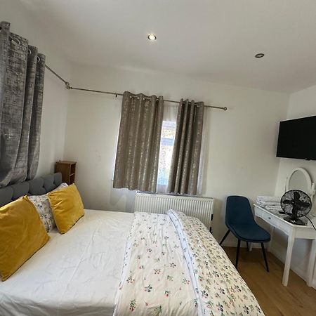 3Rd Studio Flat With Private Toilet And Bathroom Setup For Family Enjoyment 134 Keedonwood Road Bromley Exterior foto
