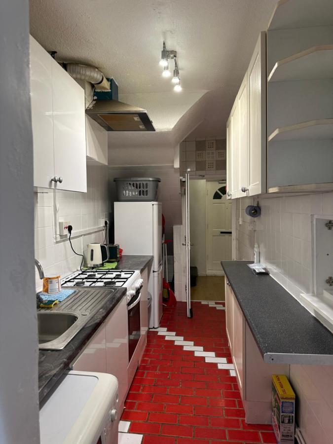 3Rd Studio Flat With Private Toilet And Bathroom Setup For Family Enjoyment 134 Keedonwood Road Bromley Exterior foto