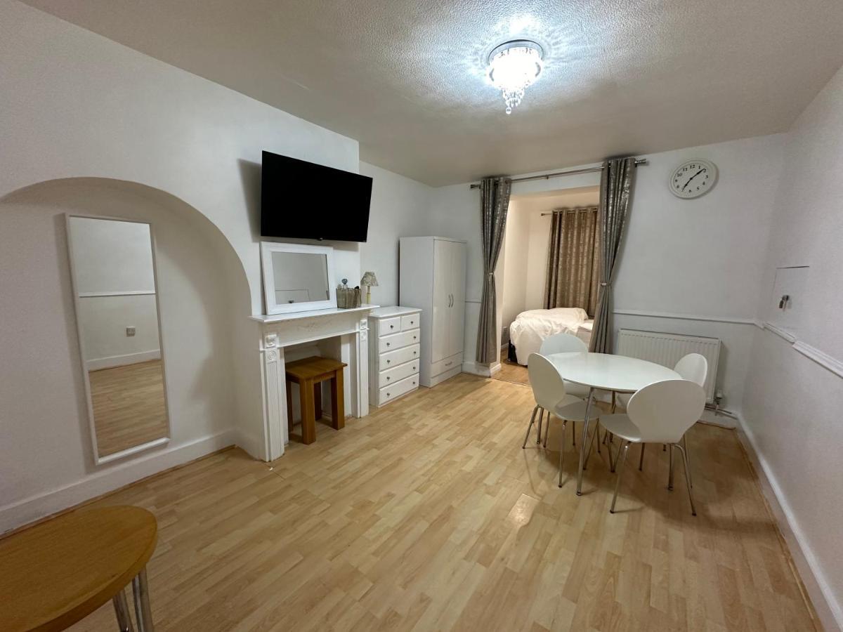3Rd Studio Flat With Private Toilet And Bathroom Setup For Family Enjoyment 134 Keedonwood Road Bromley Exterior foto