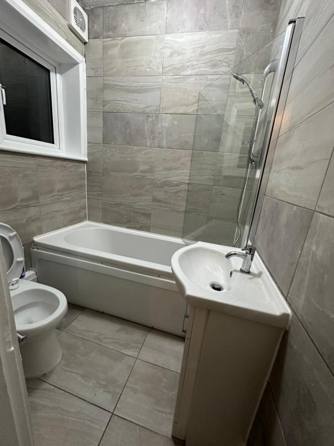 3Rd Studio Flat With Private Toilet And Bathroom Setup For Family Enjoyment 134 Keedonwood Road Bromley Exterior foto