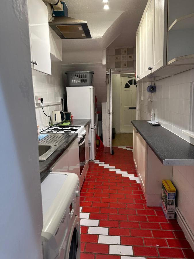 3Rd Studio Flat With Private Toilet And Bathroom Setup For Family Enjoyment 134 Keedonwood Road Bromley Exterior foto