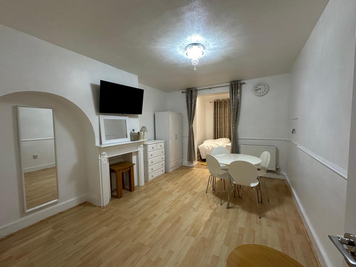 3Rd Studio Flat With Private Toilet And Bathroom Setup For Family Enjoyment 134 Keedonwood Road Bromley Exterior foto