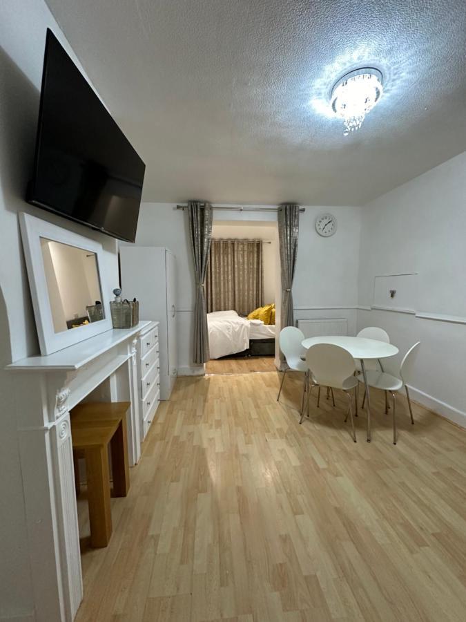 3Rd Studio Flat With Private Toilet And Bathroom Setup For Family Enjoyment 134 Keedonwood Road Bromley Exterior foto