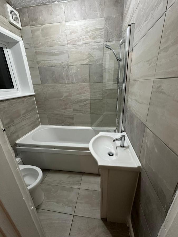 3Rd Studio Flat With Private Toilet And Bathroom Setup For Family Enjoyment 134 Keedonwood Road Bromley Exterior foto