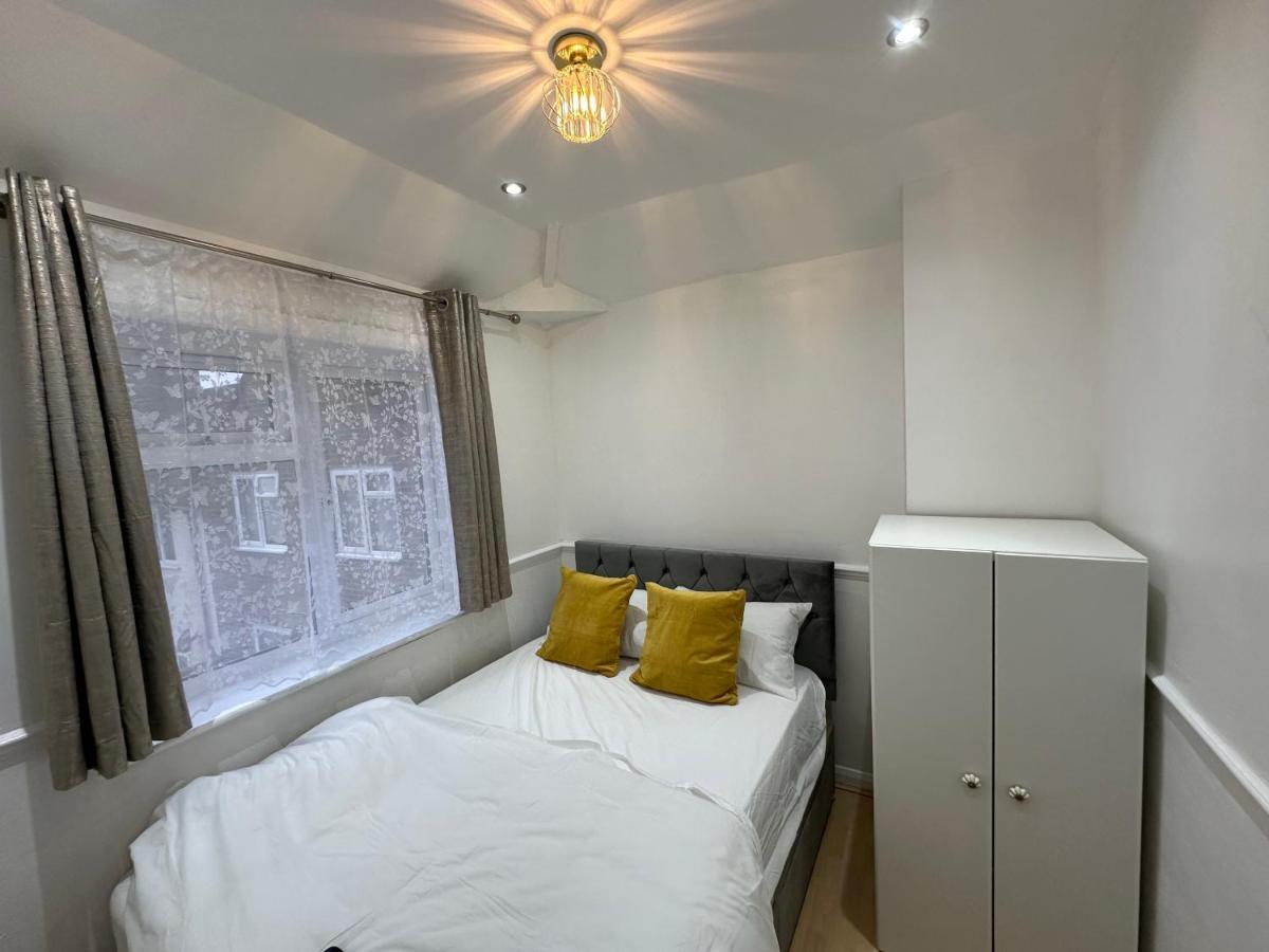 3Rd Studio Flat With Private Toilet And Bathroom Setup For Family Enjoyment 134 Keedonwood Road Bromley Exterior foto