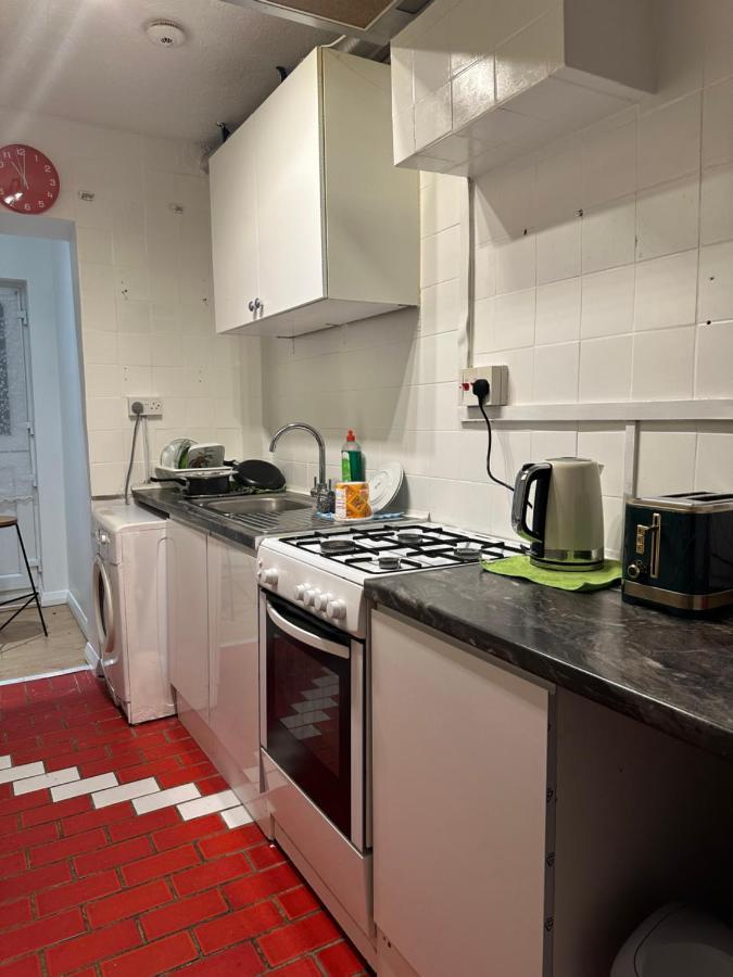 3Rd Studio Flat With Private Toilet And Bathroom Setup For Family Enjoyment 134 Keedonwood Road Bromley Exterior foto