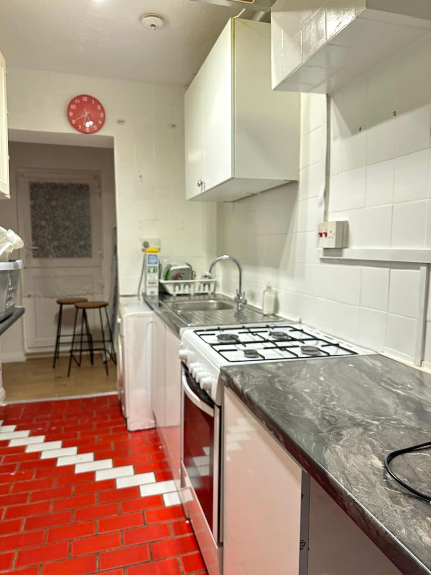 3Rd Studio Flat With Private Toilet And Bathroom Setup For Family Enjoyment 134 Keedonwood Road Bromley Exterior foto