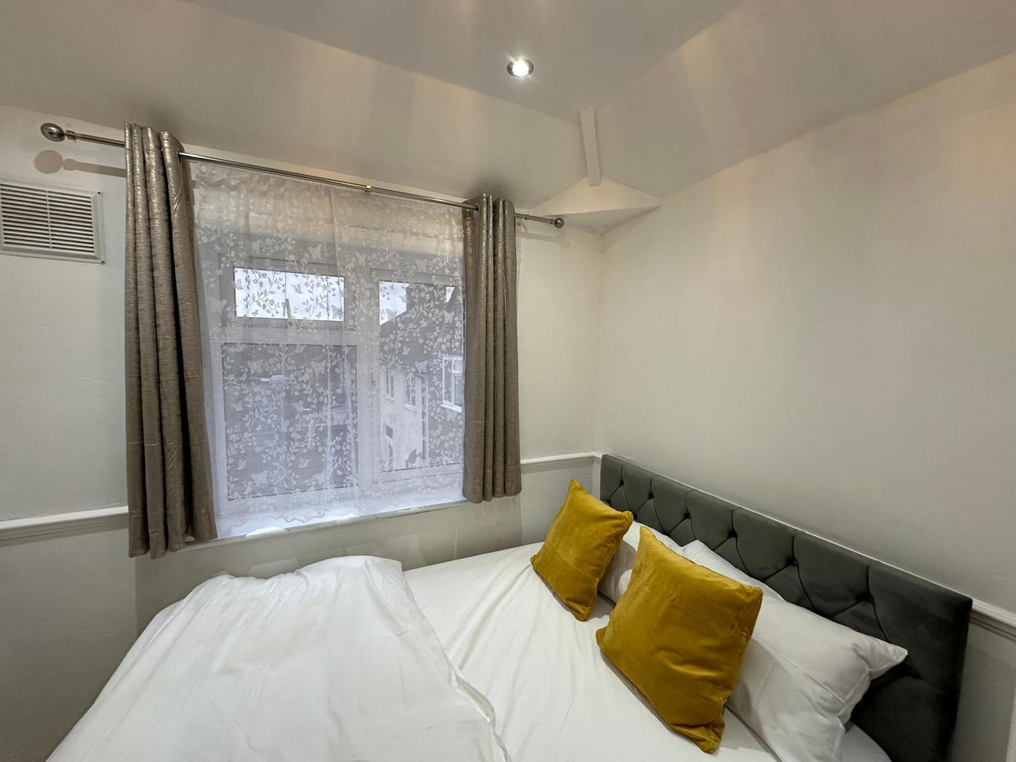 3Rd Studio Flat With Private Toilet And Bathroom Setup For Family Enjoyment 134 Keedonwood Road Bromley Exterior foto