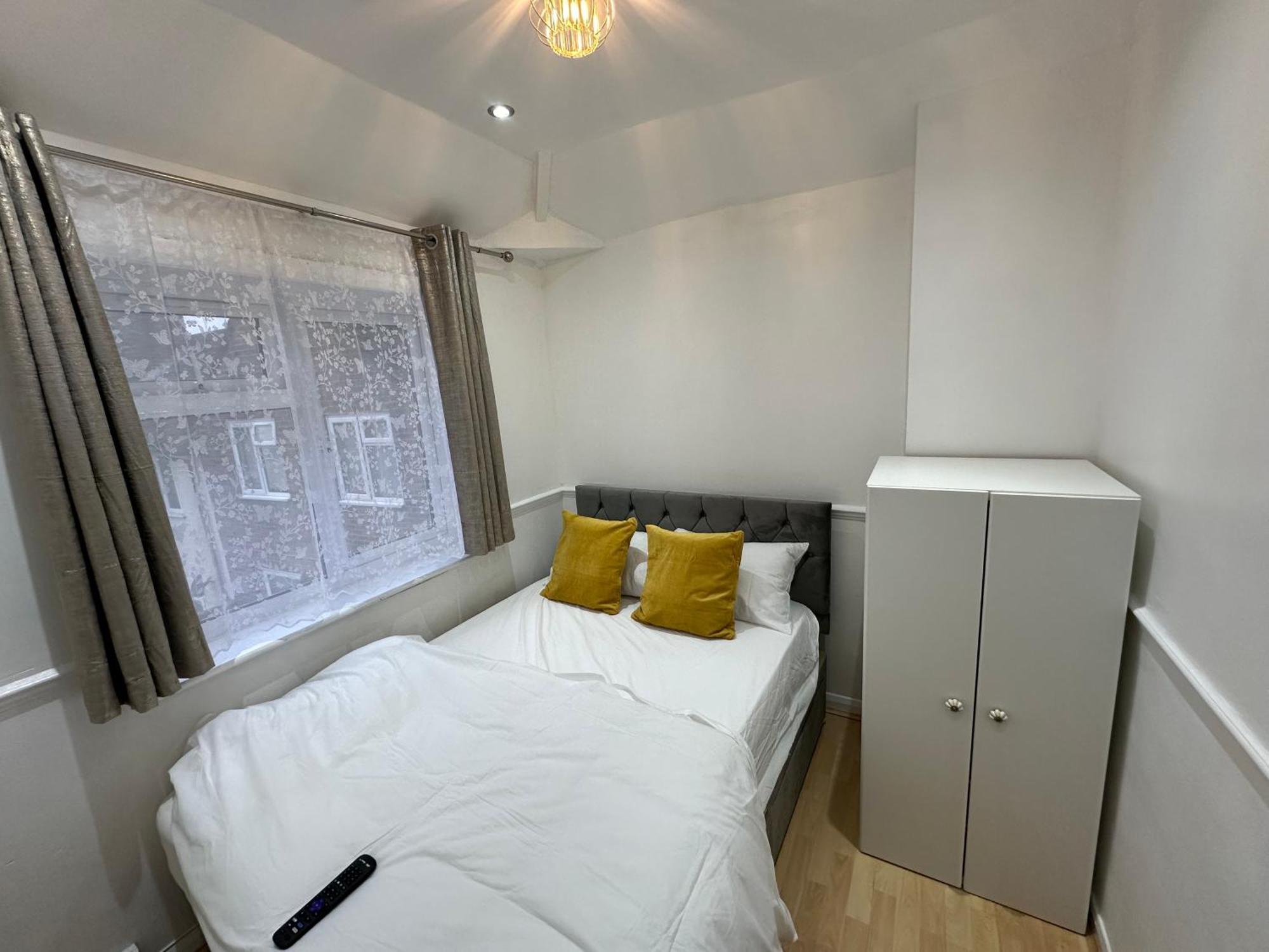 3Rd Studio Flat With Private Toilet And Bathroom Setup For Family Enjoyment 134 Keedonwood Road Bromley Exterior foto