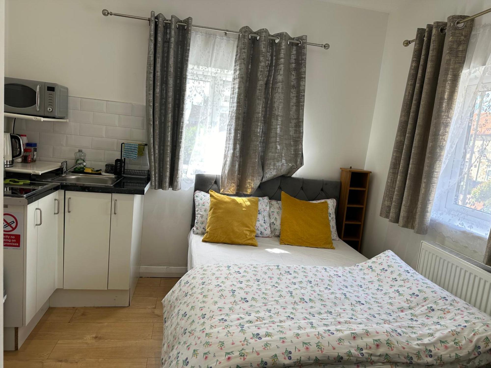 3Rd Studio Flat With Private Toilet And Bathroom Setup For Family Enjoyment 134 Keedonwood Road Bromley Exterior foto
